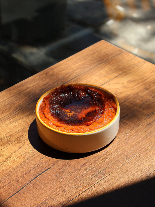 Sıcak yağlı humus kase servis