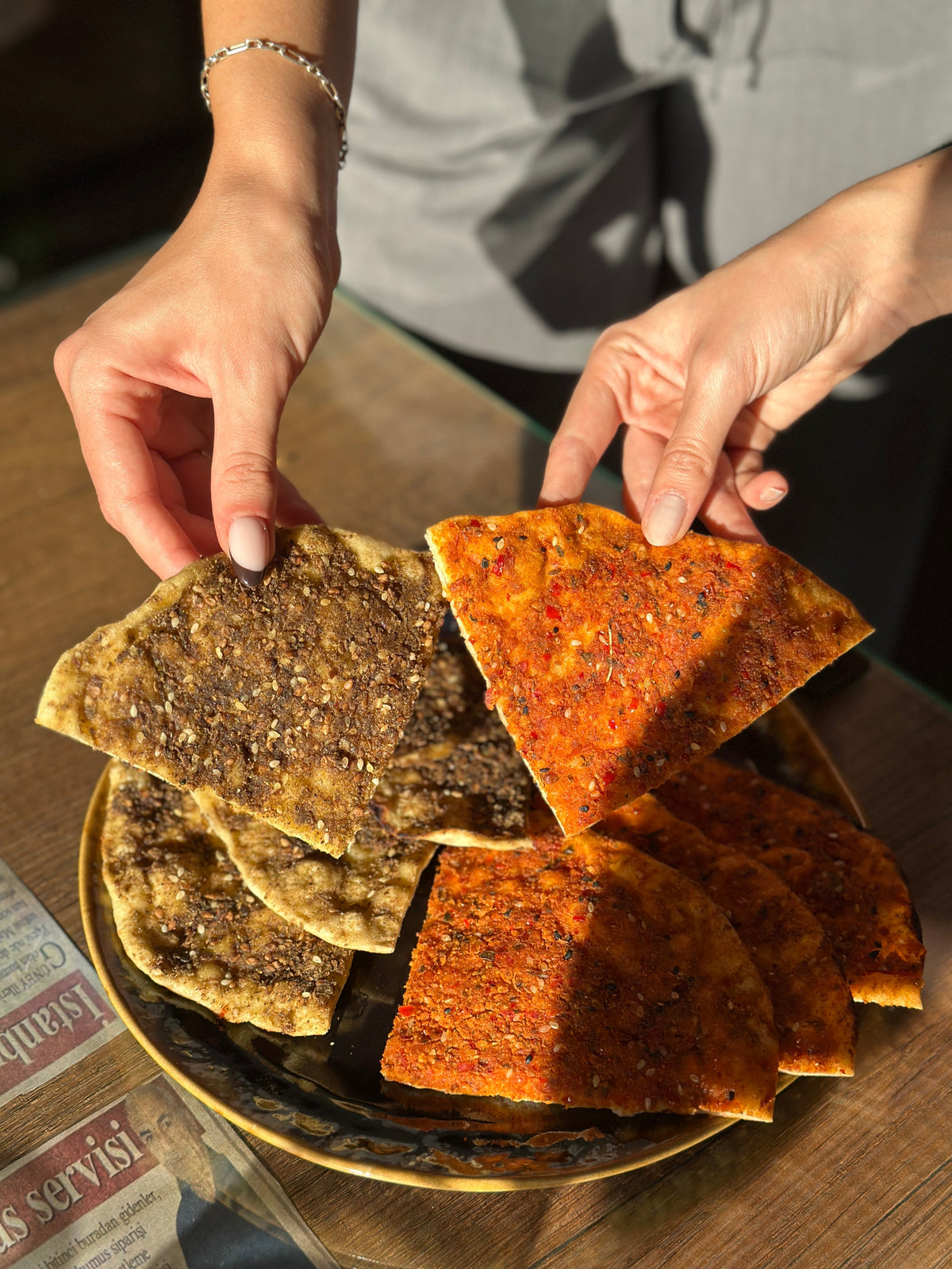 Biberli ekmek elde servis