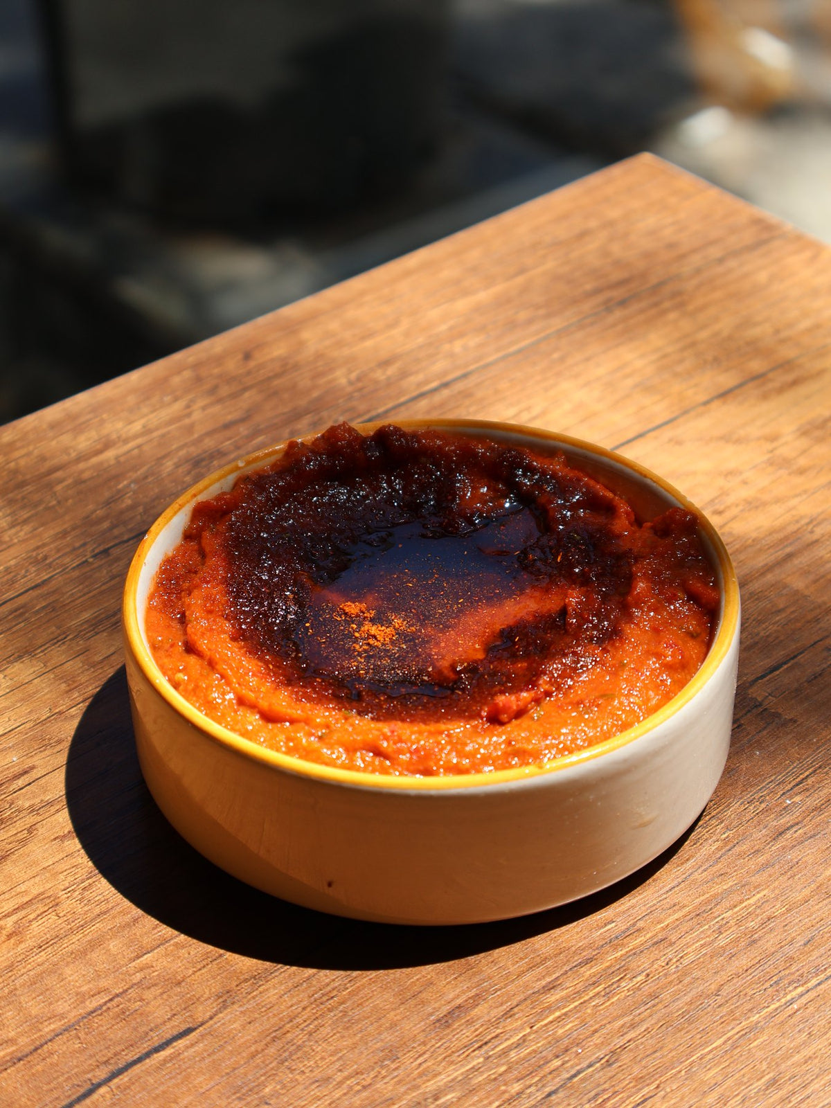 Sıcak yağlı humus - üzerinde toz biberli sıcak yağ