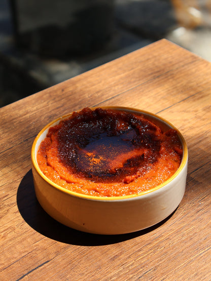 Sıcak yağlı humus - üzerinde toz biberli sıcak yağ
