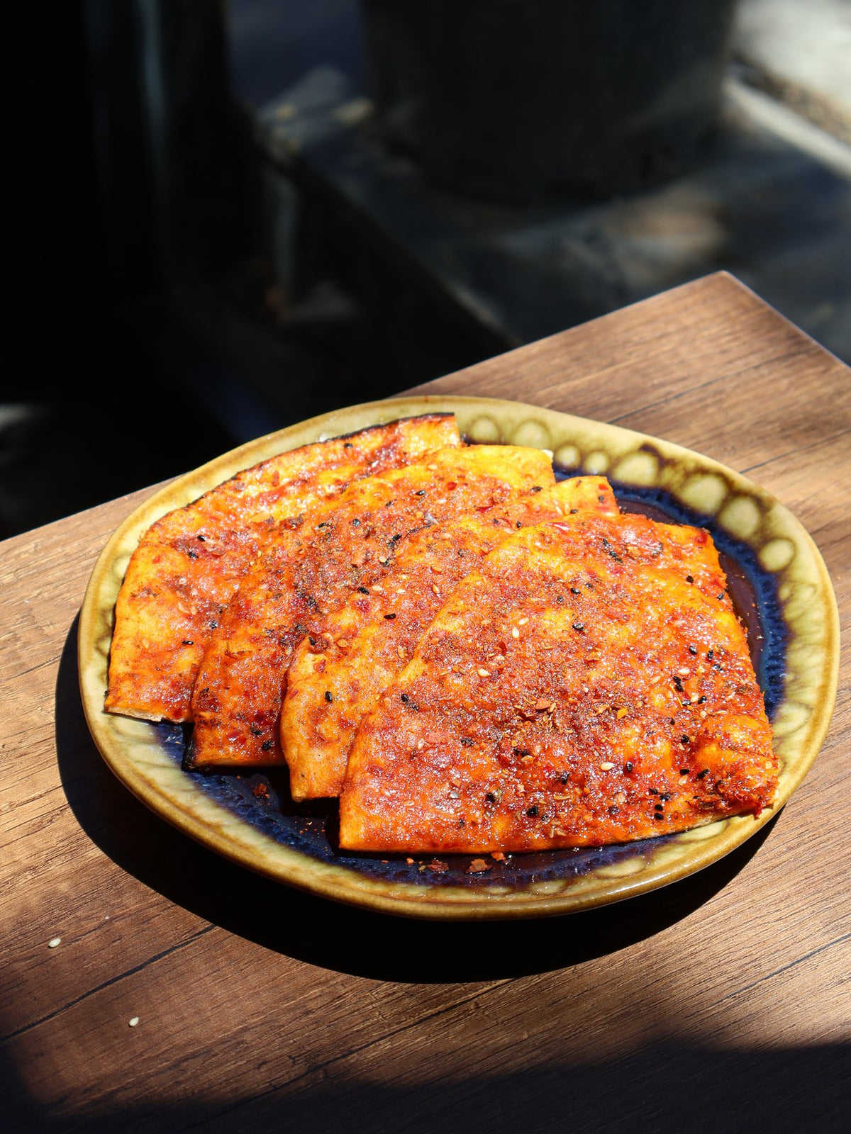 Hatay biberli ekmek dilimli tabakta