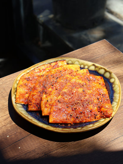 Hatay biberli ekmek dilimli tabakta